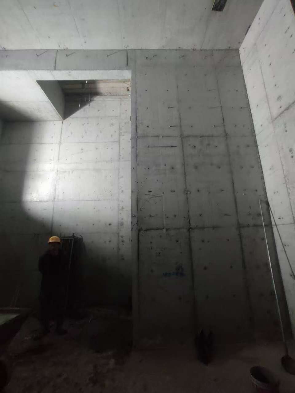 荥经墙上开槽钢筋断了有影响吗